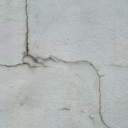 外壁のひび割れを放置すると危険？家を守る補修と塗装のポイント