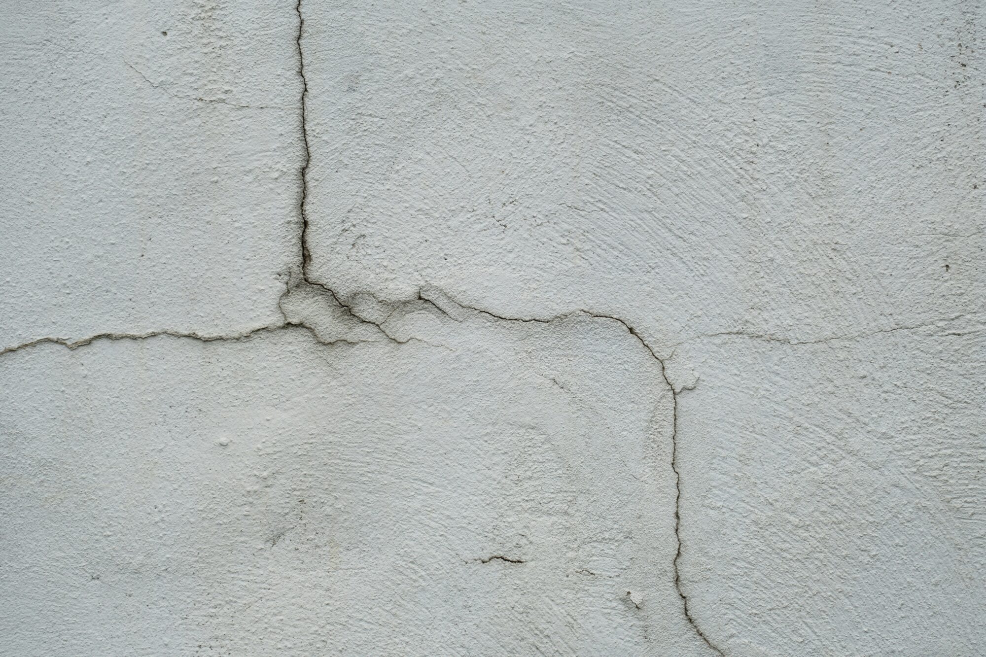 外壁のひび割れを放置すると危険？家を守る補修と塗装のポイント